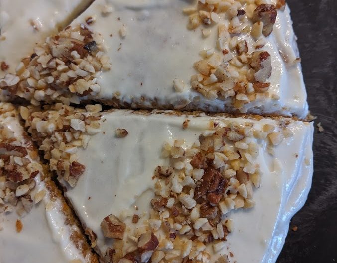 Möhrenkuchen mit Nüssen und Frischkäsefrosting